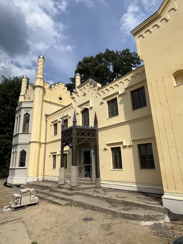 Kleines Schloss im Park Babelsberg während der Sanierung, Außenansicht