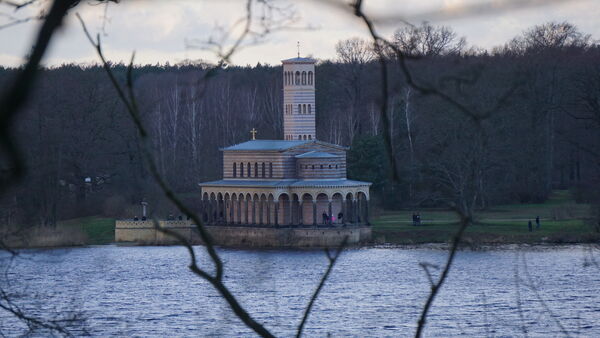 Blick übers Wasser auf die Heilandskirche Sacrow