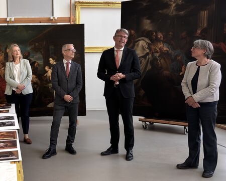 Arbeitsbesuchs des Staatsministers für Kultur und Medien, Dr. Wolfram Weimer, im Wissenschafts- und Restaurierungszentrum der SPSG. V. l. n. r.: Dr. Alexandra Nina Engel, Kustodin für die Gemälde der deutschen und niederländischen Schulen, SPSG, Prof. Dr. Christoph Martin Vogtherr, Generaldirektor, SPSG, Dr. Wolfram Weimer, Staatsminister für Kultur und Medien und Kathrin Lange, Direktorin, Abteilung Restaurierung, SPSG.