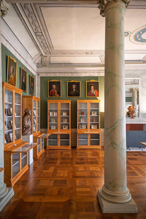 Ausstellungsansicht im Bibliothekszimmer des Prinzen Heinrich