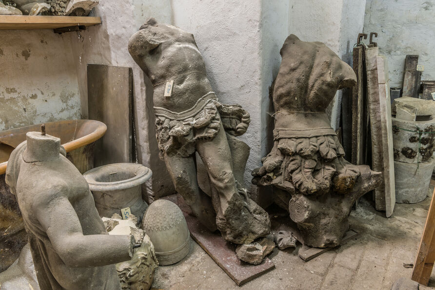 Der Künstler Emeka Okereke hat die Restaurierung dieser Skulpturenfragmente fotografisch begleitet. Sie werden in Okerekes Intervention ‚Tracing Presence(s) of a place, of a body, of a time.’ als Teil der Ausstellung zu sehen sein