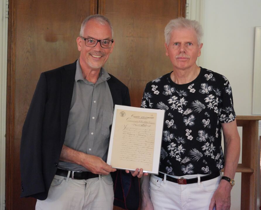 Generaldirektor der SPSG, Prof. Christoph Martin Vogtherr, und Sammler Bernd Schmidt am Eröffnungsabend bei der Überreichung einer Schenkung des Sammlers an die SPSG: eine Spezial-Vollmacht des Prinzen Carl von Preußen an seinen Adjutanten Kurd Wolfgang von Schöning für den Kauf des Guts Glienicke von den Erben des Staatskanzlers Fürst August von Hardenberg, 20. März 1824, bestätigte Abschrift 7. April 1841 © SPSG/Tanja Spillner