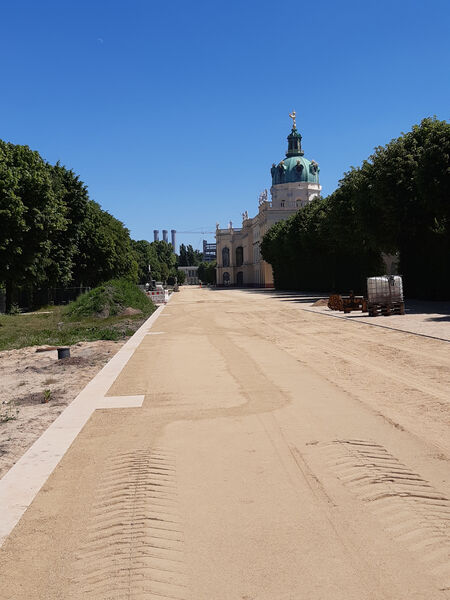 Baustelle Schlossterrasse: Bis 2027 werden auch die Gartenanlagen rund um das Schloss wiederhergestellt.