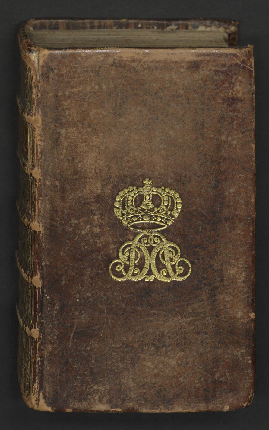 Supralibros der Königin Sophie Dorothea von Preußen, auf dem Vorderdeckel von: Daniel Defoe: La Vie Et Les, Avantures Surprenantes de Robinson Crusoe, Amsterdam 1720, aus der Bibliothek der Prinzessin Sofia Albertina