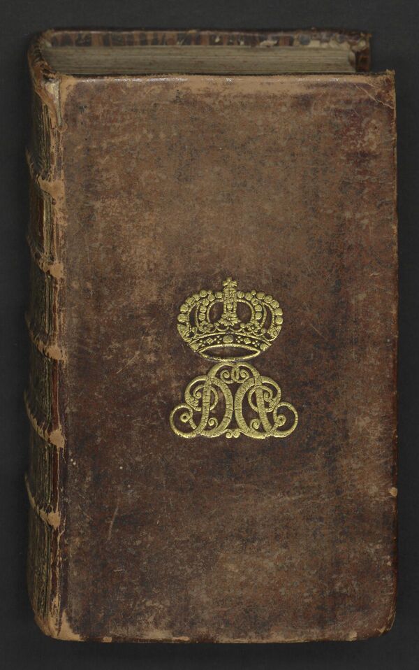 Supralibros der Königin Sophie Dorothea von Preußen, auf dem Vorderdeckel von: Daniel Defoe: La Vie Et Les, Avantures Surprenantes de Robinson Crusoe, Amsterdam 1720, aus der Bibliothek der Prinzessin Sofia Albertina