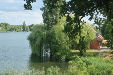Rotes Haus im Neuen Garten am Ufer des Heiligen Sees