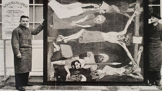Zwei Angestellte des Kunstdienstes präsentieren Emil Noldes „Kreuzigung“, 1912, Öl/Leinwand, 220,5 × 193,5 cm (Wvz. Urban 477) vor dem Schloss Schönhausen, Foto: Günter Ranft (vermutlich) © Nolde Stiftung Seebüll Zwei Angestellte des Kunstdienstes präsentieren Emil Noldes „Kreuzigung“ (Mittelteil des neunteiligen Gemäldes „Das Leben Christi“), 1912, Öl auf Leinwand, 220,5 × 193,5 cm (Wvz. Urban 477) vor dem Schloss Schönhausen, Foto: Günter Ranft (vermutlich)