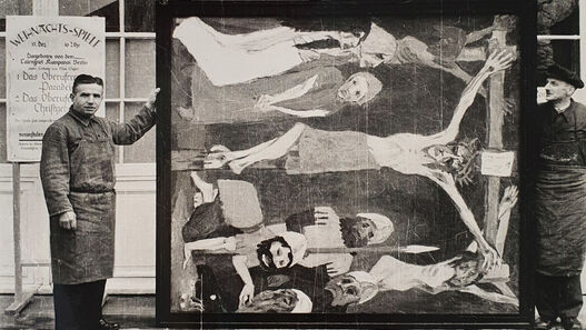 Zwei Angestellte des Kunstdienstes präsentieren Emil Noldes „Kreuzigung“, 1912, Öl/Leinwand, 220,5 × 193,5 cm (Wvz. Urban 477) vor dem Schloss Schönhausen, Foto: Günter Ranft (vermutlich) © Nolde Stiftung Seebüll Zwei Angestellte des Kunstdienstes präsentieren Emil Noldes „Kreuzigung“ (Mittelteil des neunteiligen Gemäldes „Das Leben Christi“), 1912, Öl auf Leinwand, 220,5 × 193,5 cm (Wvz. Urban 477) vor dem Schloss Schönhausen, Foto: Günter Ranft (vermutlich)