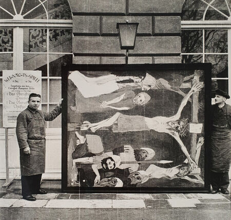 Zwei Angestellte des Kunstdienstes präsentieren Emil Noldes „Kreuzigung“ (Mittelteil des neunteiligen Gemäldes „Das Leben Christi“), 1912, Öl auf Leinwand, 220,5 × 193,5 cm (Wvz. Urban 477) vor dem Schloss Schönhausen, Foto: Günter Ranft (vermutlich)