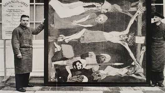 Zwei Angestellte des Kunstdienstes präsentieren Emil Noldes „Kreuzigung“, 1912, Öl/Leinwand, 220,5 × 193,5 cm (Wvz. Urban 477) vor dem Schloss Schönhausen, Foto: Günter Ranft (vermutlich) © Nolde Stiftung Seebüll Zwei Angestellte des Kunstdienstes präsentieren Emil Noldes „Kreuzigung“ (Mittelteil des neunteiligen Gemäldes „Das Leben Christi“), 1912, Öl auf Leinwand, 220,5 × 193,5 cm (Wvz. Urban 477) vor dem Schloss Schönhausen, Foto: Günter Ranft (vermutlich)
