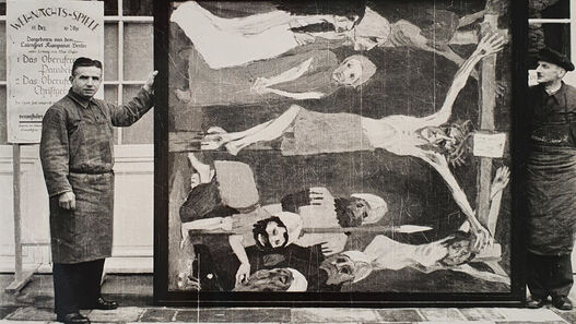 Zwei Angestellte des Kunstdienstes präsentieren Emil Noldes „Kreuzigung“, 1912, Öl/Leinwand, 220,5 × 193,5 cm (Wvz. Urban 477) vor dem Schloss Schönhausen, Foto: Günter Ranft (vermutlich) © Nolde Stiftung Seebüll Zwei Angestellte des Kunstdienstes präsentieren Emil Noldes „Kreuzigung“ (Mittelteil des neunteiligen Gemäldes „Das Leben Christi“), 1912, Öl auf Leinwand, 220,5 × 193,5 cm (Wvz. Urban 477) vor dem Schloss Schönhausen, Foto: Günter Ranft (vermutlich)
