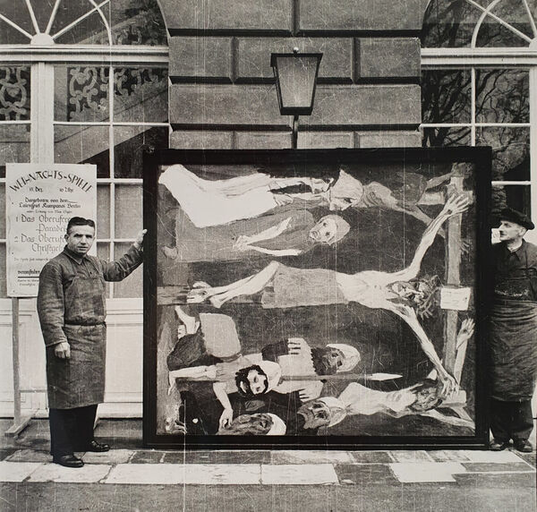 Zwei Angestellte des Kunstdienstes präsentieren Emil Noldes „Kreuzigung“, 1912, Öl/Leinwand, 220,5 × 193,5 cm (Wvz. Urban 477) vor dem Schloss Schönhausen, Foto: Günter Ranft (vermutlich) © Nolde Stiftung Seebüll Zwei Angestellte des Kunstdienstes präsentieren Emil Noldes „Kreuzigung“ (Mittelteil des neunteiligen Gemäldes „Das Leben Christi“), 1912, Öl auf Leinwand, 220,5 × 193,5 cm (Wvz. Urban 477) vor dem Schloss Schönhausen, Foto: Günter Ranft (vermutlich)