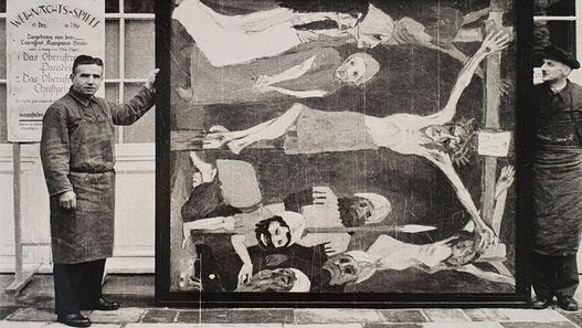 Zwei Angestellte des Kunstdienstes präsentieren Emil Noldes „Kreuzigung“, 1912, Öl/Leinwand, 220,5 × 193,5 cm (Wvz. Urban 477) vor dem Schloss Schönhausen, Foto: Günter Ranft (vermutlich) © Nolde Stiftung Seebüll Zwei Angestellte des Kunstdienstes präsentieren Emil Noldes „Kreuzigung“ (Mittelteil des neunteiligen Gemäldes „Das Leben Christi“), 1912, Öl auf Leinwand, 220,5 × 193,5 cm (Wvz. Urban 477) vor dem Schloss Schönhausen, Foto: Günter Ranft (vermutlich)