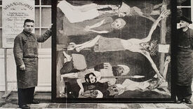 Zwei Angestellte des Kunstdienstes präsentieren Emil Noldes „Kreuzigung“, 1912, Öl/Leinwand, 220,5 × 193,5 cm (Wvz. Urban 477) vor dem Schloss Schönhausen, Foto: Günter Ranft (vermutlich) © Nolde Stiftung Seebüll „Entartete Kunst“ im Schloss Schönhausen: Verlagerung – Verwaltung – Verwertung