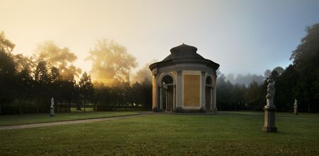 Blick auf das Orangerierondell im Lustgarten Rheinsberg im Morgennebel