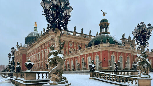 Das verschneite Neue Palais von der nördlichen Gartenseite