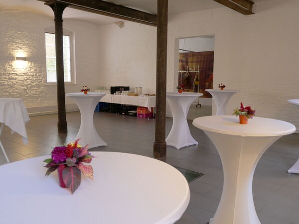 Schloss Glienicke – Kavalierflügel mit Stehtischen