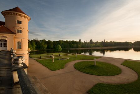 Lustgarten Rheinsberg, vorne links im Bild ein Turm von Schloss Rheinsberg, rechts der See