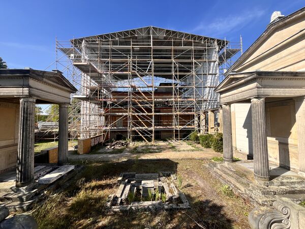 Römische Bäder, Blick in den Gedächtnisgarten