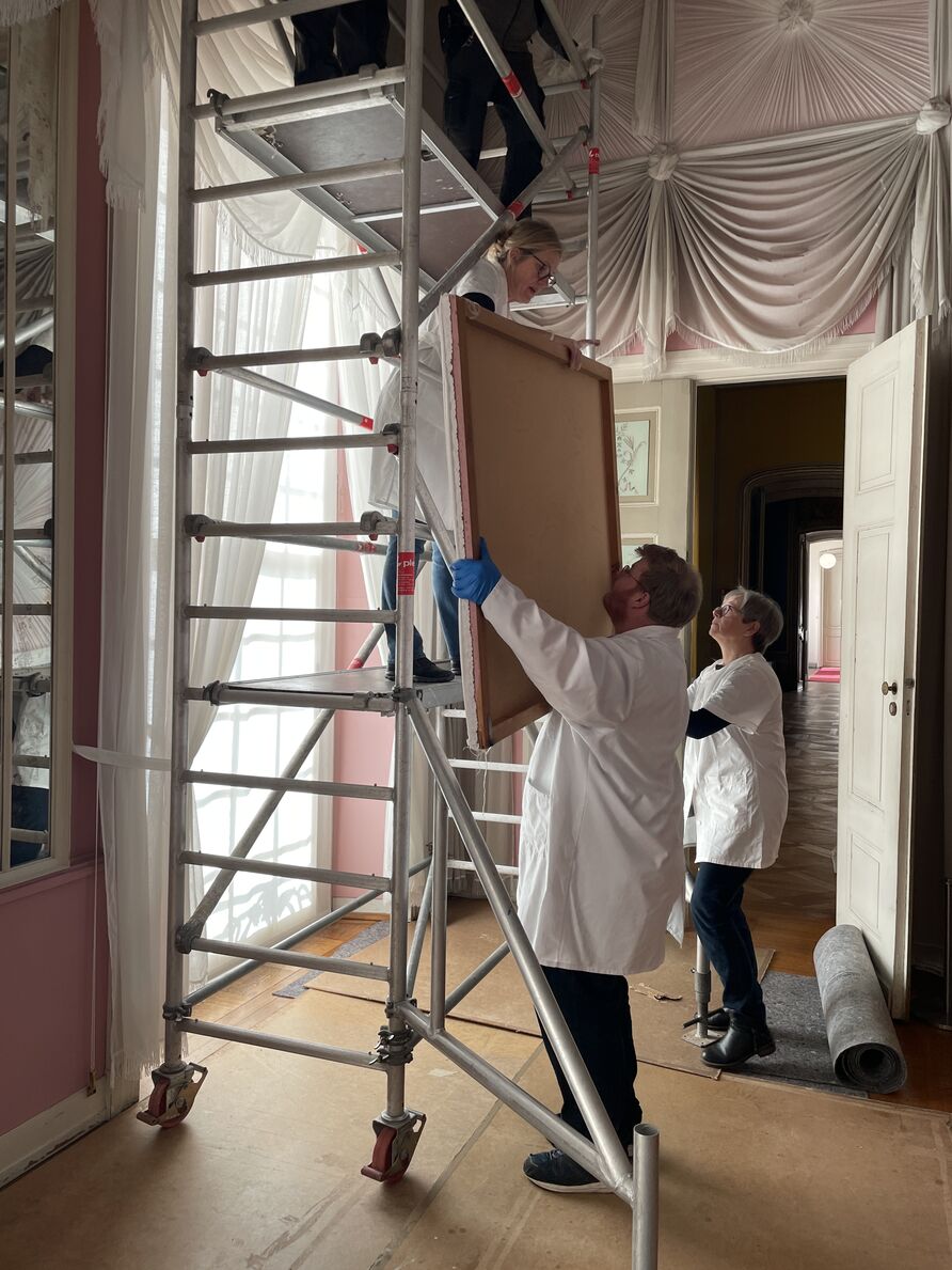 Teamarbeit bei der Anbringung der schweren Wandkassetten