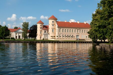 Schloss Rheinsberg, Blick über den Grienericksee auf das Schloss und das Theater