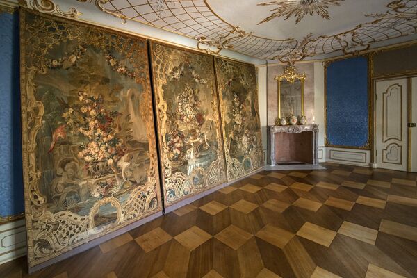 Kaiserliche Gobelinmanufaktur St. Petersburg: Drei von ursprünglich fünf Wandteppichen aus der Serie „Port des fleurs“, um 1768/69 im Audienzzimmer im Schloss Rheinsberg