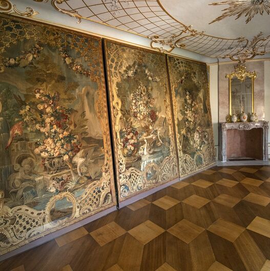 Kaiserliche Gobelinmanufaktur St. Petersburg: Drei von ursprünglich fünf Wandteppichen aus der Serie „Port des fleurs“, um 1768/69 im Audienzzimmer im Schloss Rheinsberg