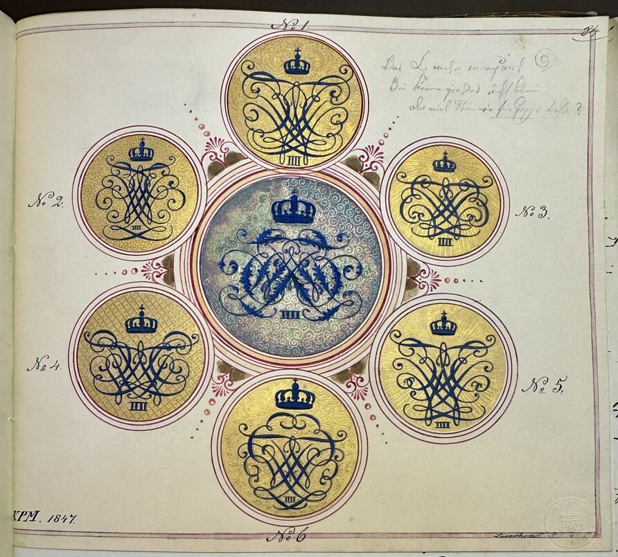 Herrmann Looschen, Sieben Entwürfe für Namenschiffren als Dekor für eine königliche Mundtasse, kolorierte Zeichnungen mit Goldgrund, Februar 1847, in: GSTA PK, BPH, Rep.113, Nr. 2237 Kaffee-Küche, Bd. 4, 1842-1851, p. 84