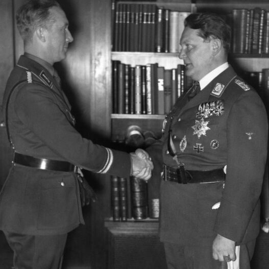 Staatskommissar Dr. Julius Lippert (links) überbringt die Neujahrswünsche der Stadt Berlin an Ministerpräsident Hermann Göring, 1. Januar 1934