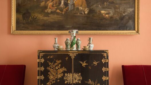 Schlossmuseum Oranienburg, 2. Obergeschoss, 1. Kammer im linken Flügel, Raum 8, Blick auf Kabinettschrank und Teil eines Gemäldes © SPSG / Hans Christian Krass Schlossmuseum Oranienburg, 2. Obergeschoss, 1. Kammer im linken Flügel, Raum 8, Blick auf Kabinettschrank und Teil eines Gemäldes