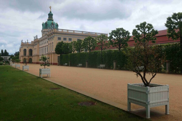 Schloss Charlottenburg, Schlossumgebung nach der Sanierung, seitlicher Blick auf das Alte SchlossBlick auf 