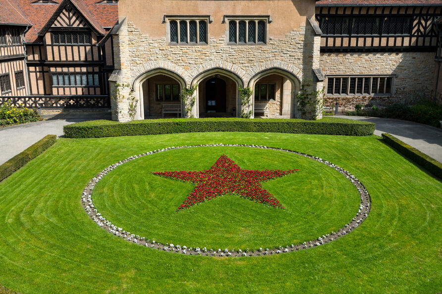 Roter Stern im Ehrenhof des Schlosses Cecilienhof