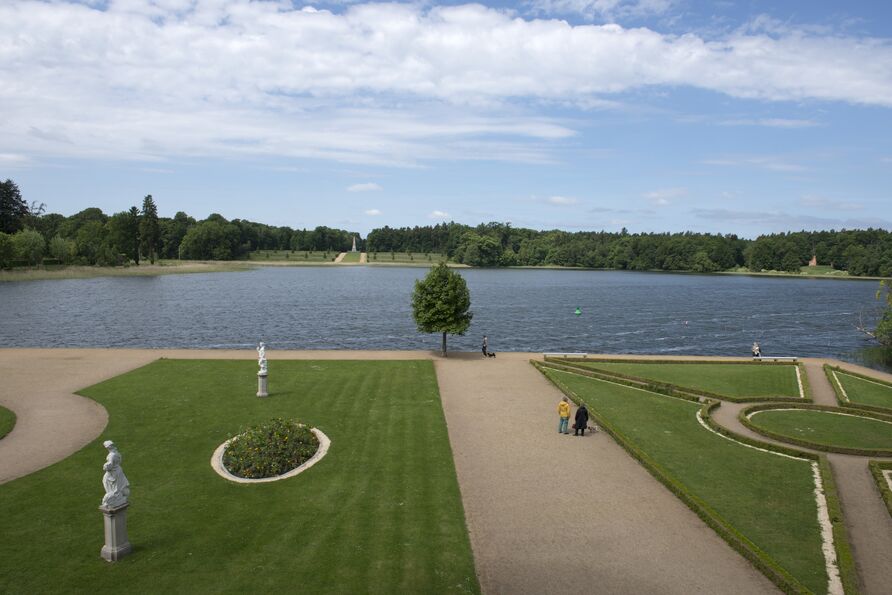 Lustgarten Rheinsberg, Blick vom Schloss zum Obelisken