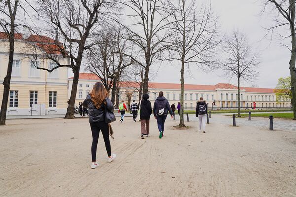 Projektdokumentation „Be Inspired!“, Jugendliche auf dem Weg ins Schloss Charlottenburg