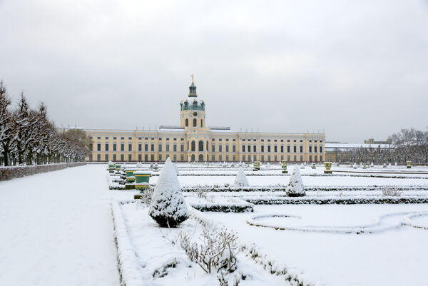 Schloss Charlottenburg, Gartenseite, seitlicher Blick über das Barock-Parterre im Schnee
