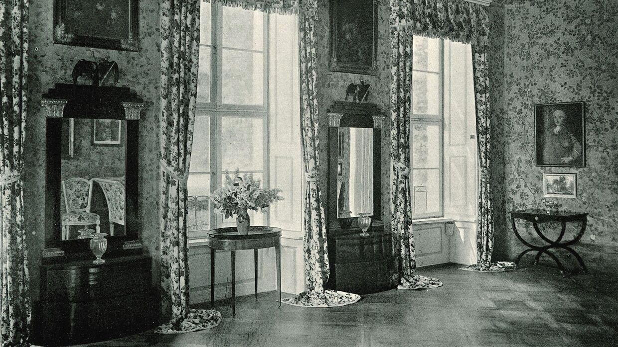 Ein Raumfoto als Ausgangspunkt für die Provenienzgeschichte eines Beistelltisches aus Schloss Freienwalde