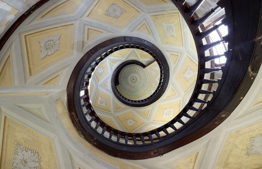 Schloss Pfaueninsel, Treppenturm innen, Wendeltreppe von unten nach oben fotografiert