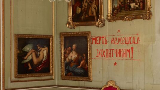 Neues Palais, Tamerlanzimmer mit russischen Schriftzeichen an der Wand