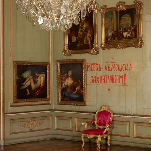 Neues Palais, Tamerlanzimmer mit russischen Schriftzeichen an der Wand