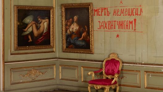 Neues Palais, Tamerlanzimmer mit russischen Schriftzeichen an der Wand