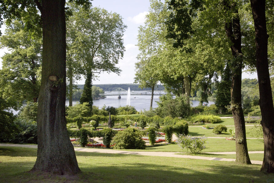 Park Babelsberg, Blickrichtung Norden, im Hintergrund Geysir und Glienicker Brücke