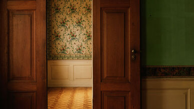 Zwischen Stille und Wiedererwachen: Das Pfaueninselschloss im Blick von Robert Rieger