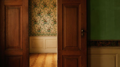 Zwischen Stille und Wiedererwachen: Das Pfaueninselschloss im Blick von Robert Rieger