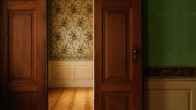 Zwischen Stille und Wiedererwachen: Das Pfaueninselschloss im Blick von Robert Rieger