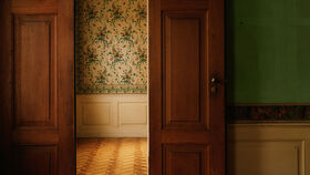 Zwischen Stille und Wiedererwachen: Das Pfaueninselschloss im Blick von Robert Rieger