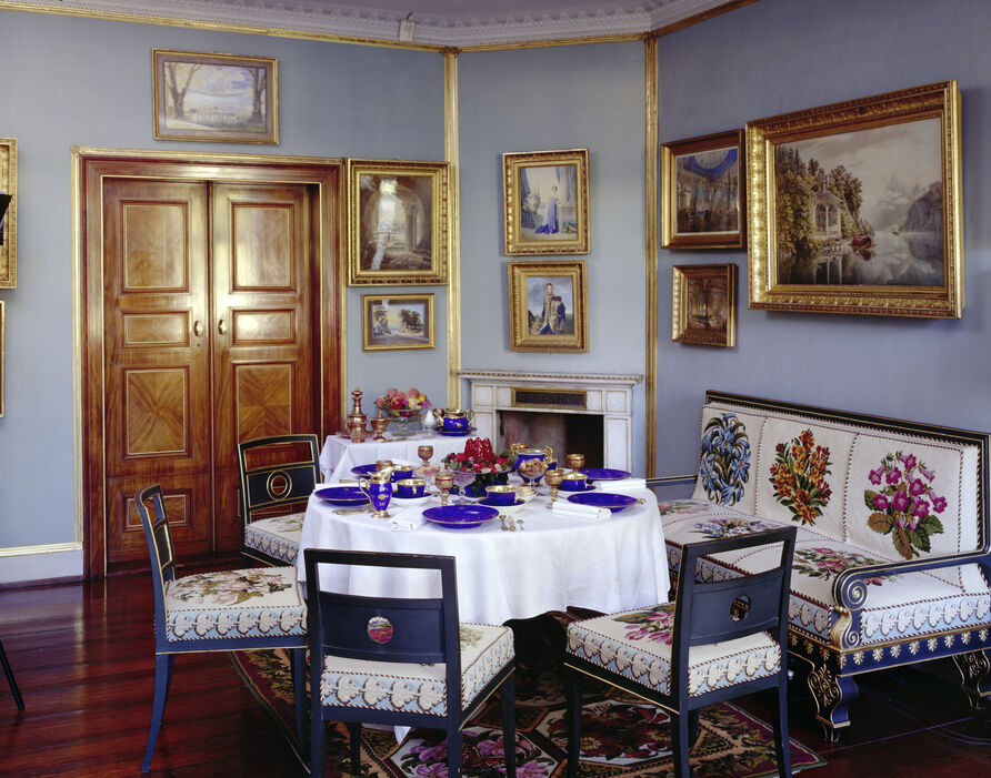 Kaffeetafel im Schloss Charlottenhof mit gedecktem Butt-Service der KPM Berlin, Saisonpräsentation 2002