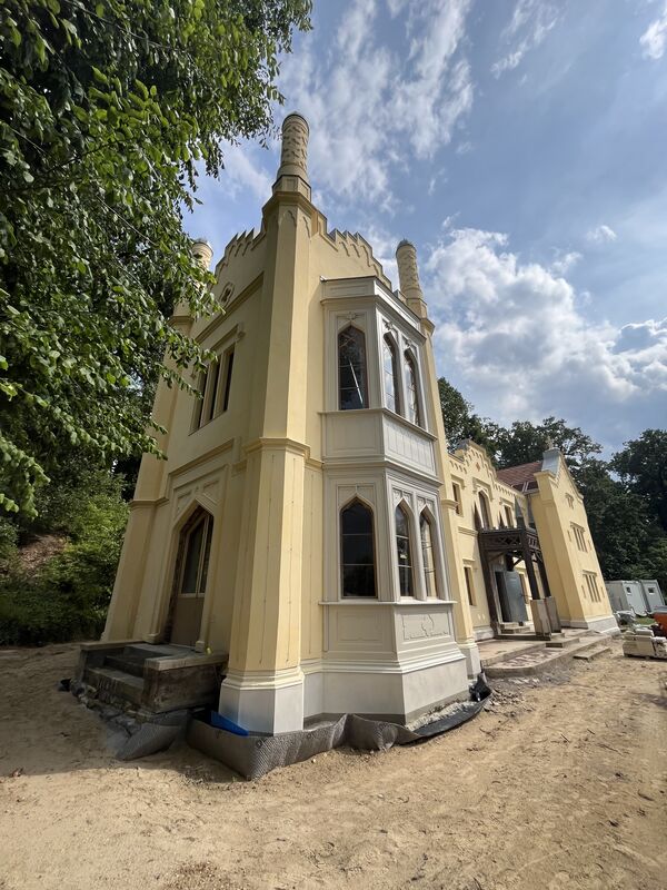 Kleines Schloss im Park Babelsberg während der Sanierung, Außenansicht