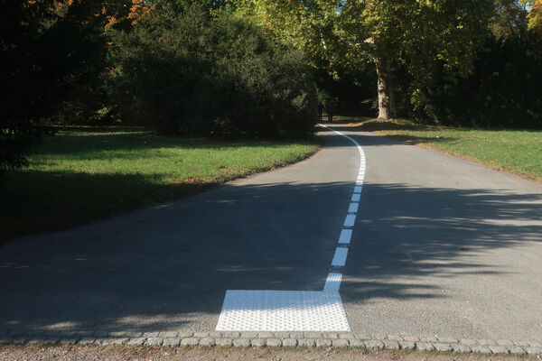 Ökonomieweg im Neuen Garten nach der Sanierung mit taktiler Linie als Blindenleitsystem