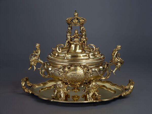 Johann Ludwig Biller II. / Johann Jakob Bruglocher: Deckelterrine mit Présentoir für Friedrich Wilhelm I., um 1730