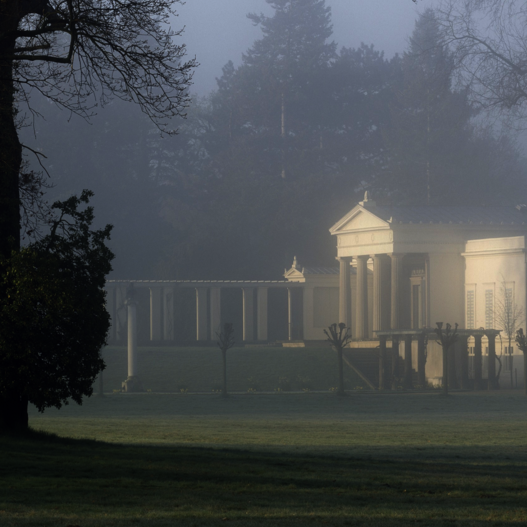 Herbst im Park Sanssouci, Blick auf Schloss Charlottenhof im Nebel